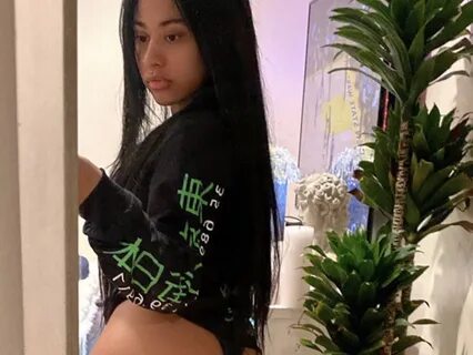 Hennessy Carolina Shows Her Natural Beauty + Booty In Mirror