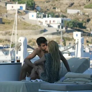 Shakira y Gerard Piqué besándose durante unas vacaciones en 