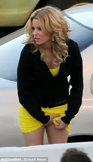 Elizabeth Banks parades her trim figure in a yellow bodycon 