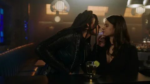 Melonie Diaz, Aleyse Shannon - Charmed S01E10 - 1080p - Mkon