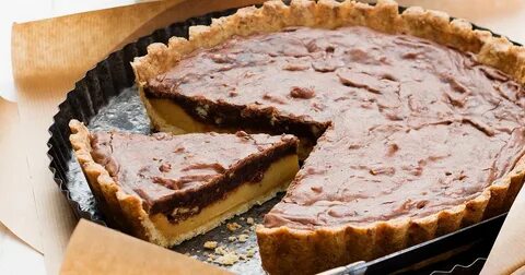 Caramel, chocolate and almond praline brownie pie