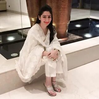 Manyata Dutt Feet (21 photos) - celebrity-feet.com