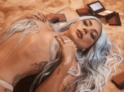 Леди Гага снялась обнаженной для рекламы своего бренда - Sup