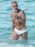 49-летний Джанлука Вакки на пляже в Майами Glamour.ru