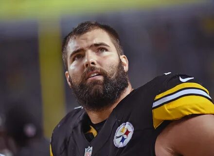 Who is Alejandro Villanueva, the lone Steeler who stood for 