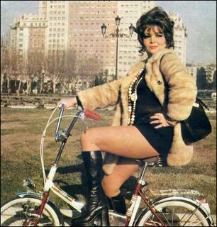 Sara Montiel, ciclista en Madrid (Rev. Diez minutos, 1974.02