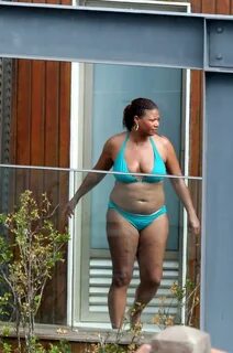 EGO - Queen Latifah curte dia de sol na piscina de hotel car