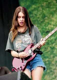 Danielle Haim (photo by Edwin Houdevelt) Haim style, Female 