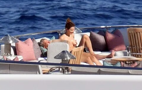 Кэтрин Макфи (Katharine McPhee) отдыхает на яхте у берегов острова Капри (03.07.