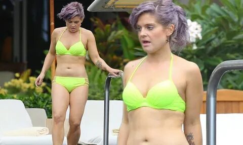 Kelly Osbourne shows off her curves in a bright neon green b