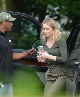 Emily Blunt - Going to a Restaurant in Upstate New York, Jun