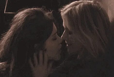Kiss Lesbian GIF - Kiss Lesbian Couple - Discover & Share GI