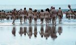600 голых людей искупались в холодном Северном море " ЯУстал