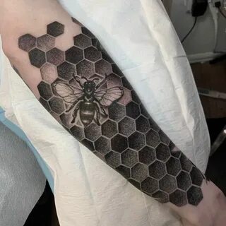 Honeycomb and bee by Tommy Sisneros, All Sacred Tattoo. Edge