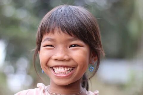 File:Lao little girl laughing with teeth.jpg - Wikimedia Com