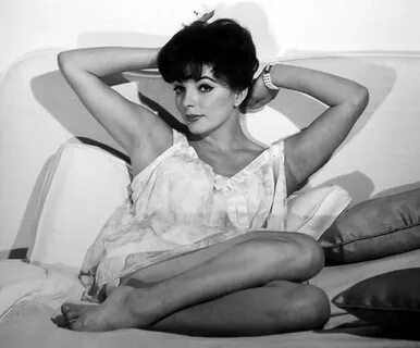 Joan-Collins-Feet-281789.jpg ImageBan.ru - Надёжный фотохост