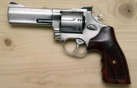 TAURUS TRACKER .357 revolver da 4 pollici in formato 357 m. 