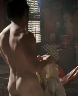 Casperfan: Jonathan Bailey naked bum in Bridgerton S01E01