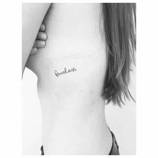 Tatuaje que dice "fearless" ("sin miedo" en inglés) situado 