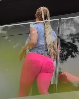 http://forum.phun.org/index.php?threads/nicole-coco-austin-cameltoe-show-at...