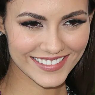 Victoria Justice's Makeup Photos & Products Steal Her Style