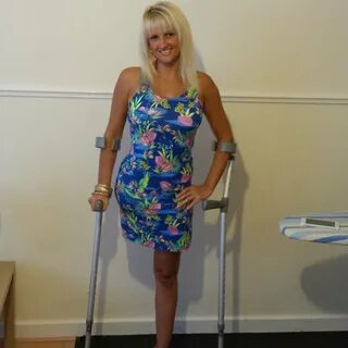 Девушки на костылях! - Amputee woman on crutches!