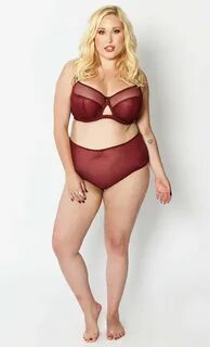 Hayley Hasselhoff shows off her curves to woo her fans - BRI