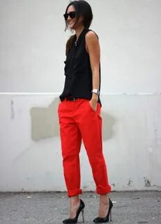 With what to wear red pants in the summer?