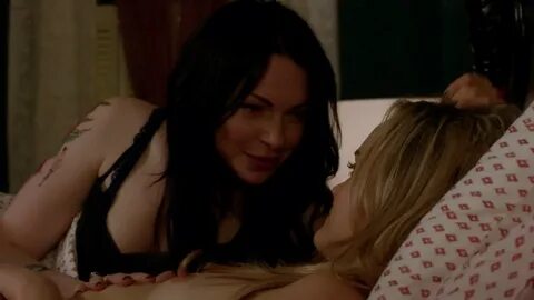 Taylor Schilling nude topless and Laura Prepon not nude lesbian sex - Orang...