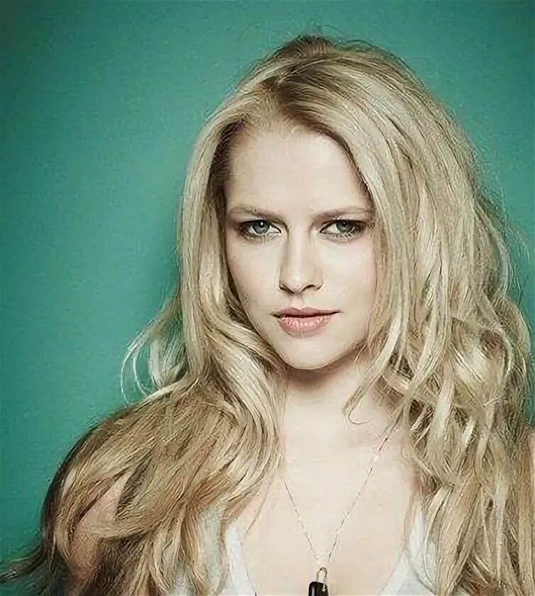 Teresa Palmer. She kinda looks like Vivienne in her mid 20s,