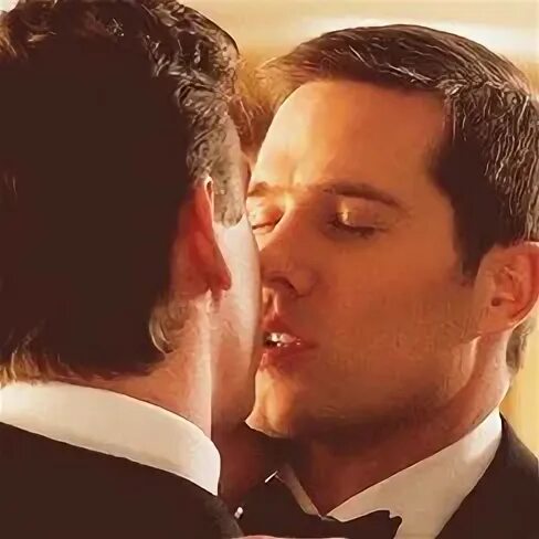 gay kiss gif в Твиттере