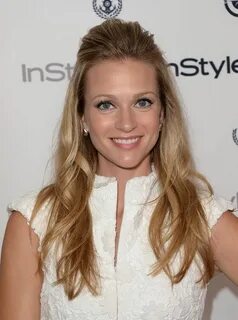 A.J. Cook Half Up Half Down Aj cook, Cook pictures, Celebrit