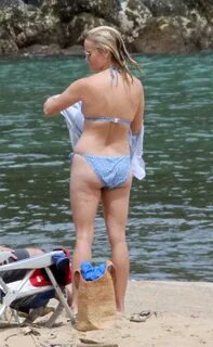 Reese Witherspoon on the pantai on Hawaii, August 14 - reese