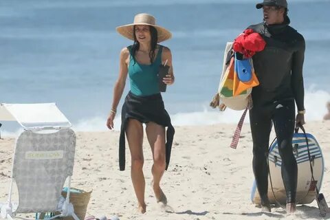 Bethenny Frankel - Beach Day in The Hamptons 08/01/2020 * Ce