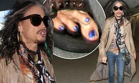 Steven Tyler showcases his bizarre mani-pedi at LAX Daily Ma