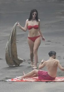 Lorde Bikini Candids - Auckland Beach in New Zealand 2/17/20