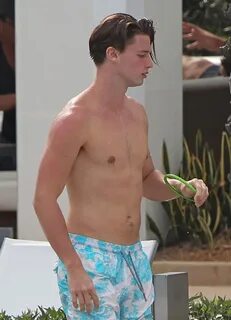 STYLE : Patrick Schwarzenegger in Vilebrequin - Fringues de 