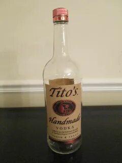 Коллекция бутылок для ликера или крепкого алкоголя Lot of 12 Empty 1 Liter Tito...
