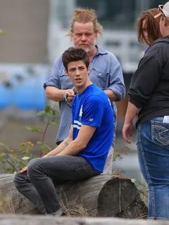 grant-gustin-shirtless-the-flash-08202014-05-675x900 - Fring