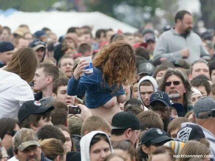 Rock Konzert Titten Foto - FKK Bilder und Fotos