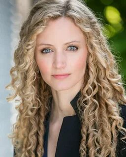 Dr Suzannah Lipscomb MA, MSt, DPhil (Oxon), F.R.Hist.S. is a