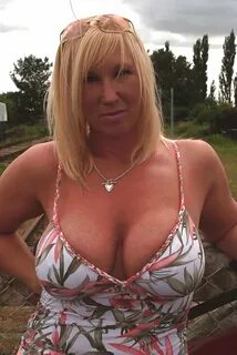 Mature Cleavage 2 - 15 Pics xHamster