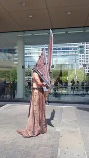 Awesome Pyramid Head cosplay. Video game cosplay, Cosplay, H