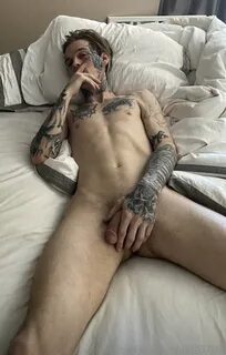 AlternaDudes в Твиттере: "Aaron Carter shows off his sexy bo