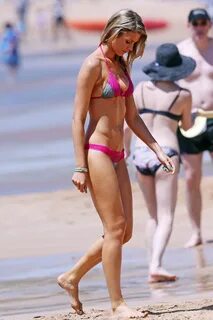 Paige Butcher Bikini Candids - Maui Hawaii - April 2014 * Ce