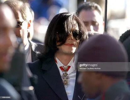 Michael Jackson arrives at the courthouse in Santa Maria, Ca