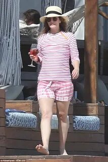 Drew Barrymore gets in some girl time with wine in Mexico Da