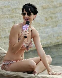Index of /photos/musicians/p/perry_katy