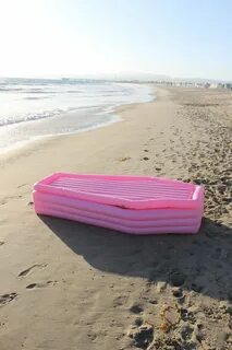 Розовый "гроб" для любителей поплавать в открытом море (12 ф