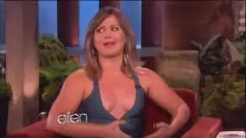 Kelly Clarkson - much cleavage and pokies on 'Ellen' 22/09/1